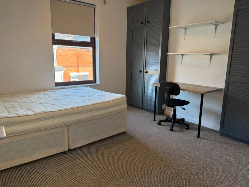 6 Bed 3 Bath // Student House House // Aug 2026 - Image 4